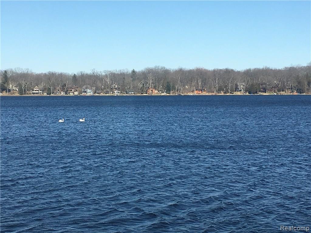 9465 Lakeview Drive - Photo 1