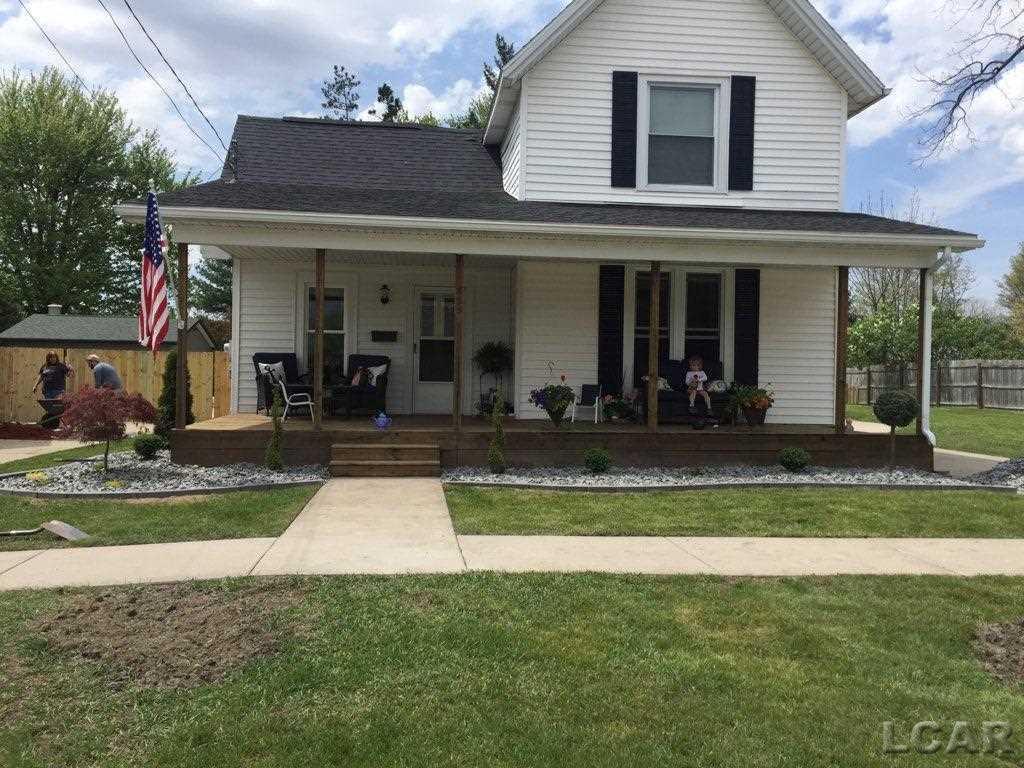 823 Summit - Photo 1
