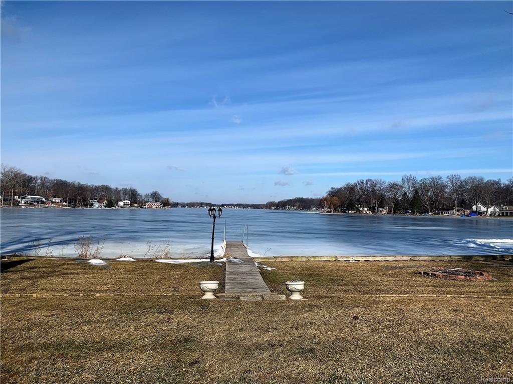 5733 Long Pointe Drive - Photo 1