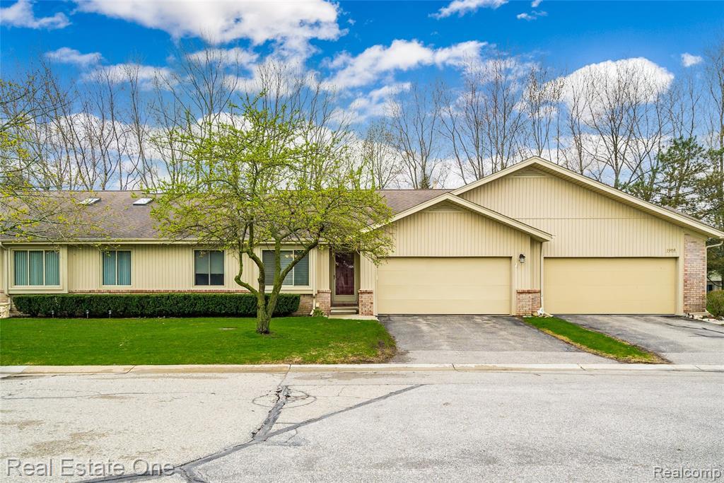 1976 Hunters Lane - Photo 1