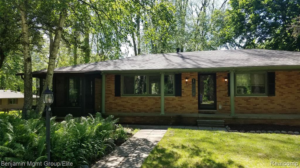 1070 Hillcrest Avenue - Photo 1