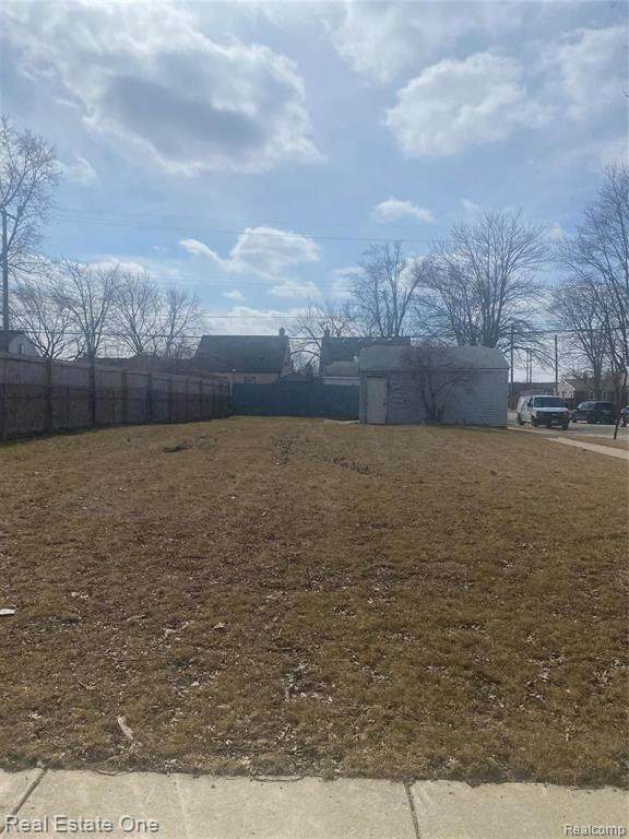 679 Mayflower Avenue - Photo 1