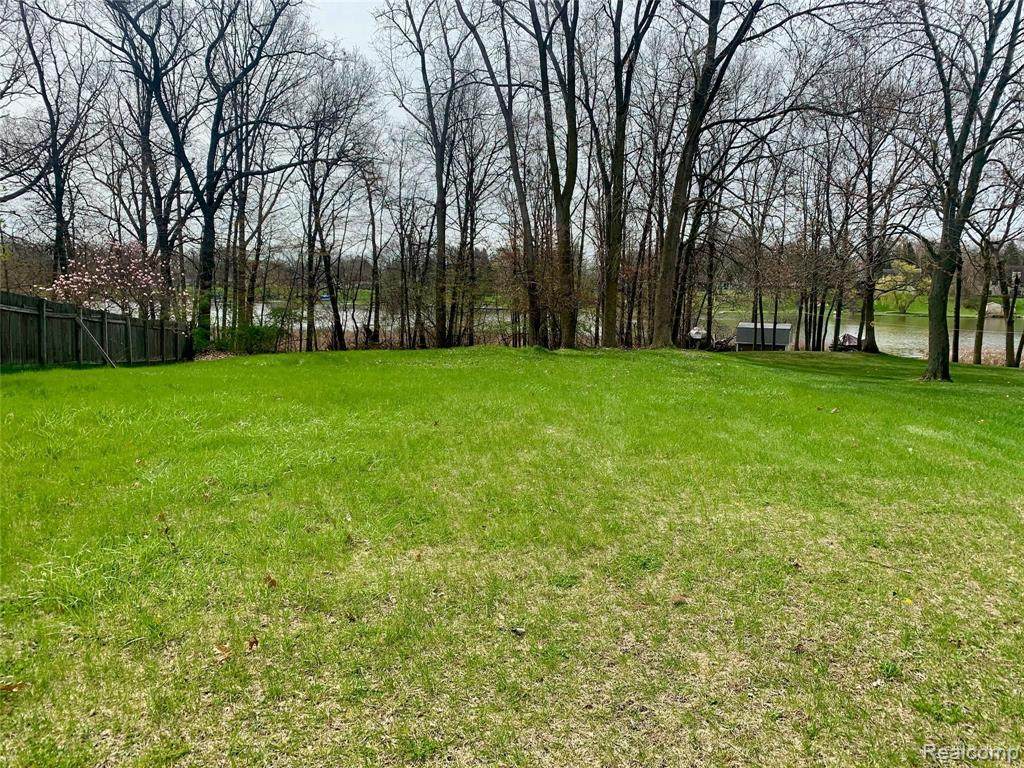 143 Shoreline Boulevard - Photo 1
