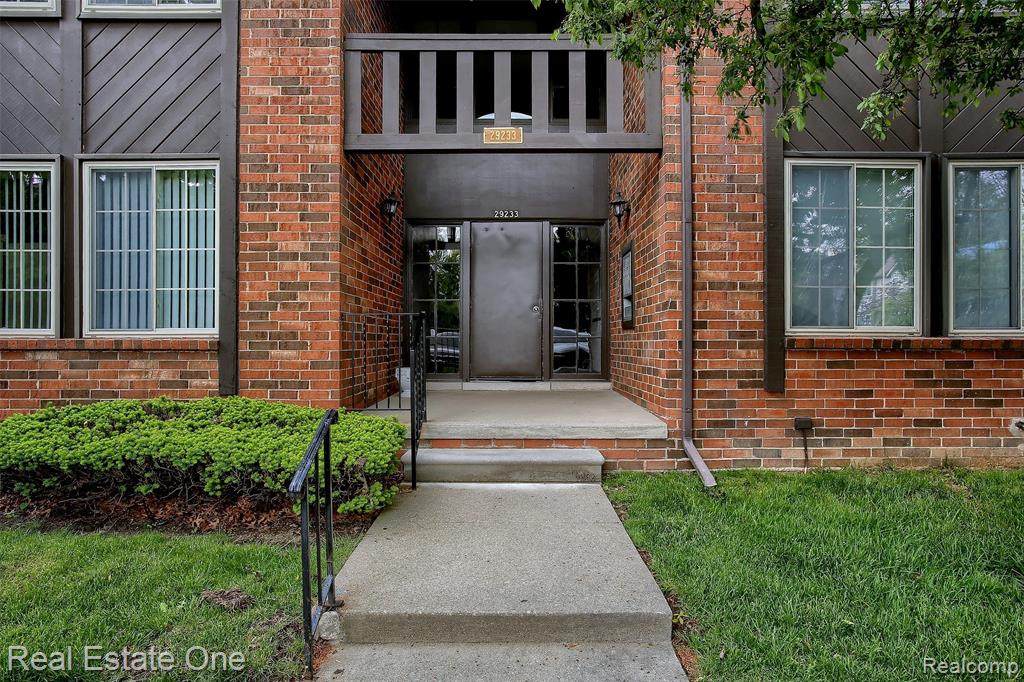 29233 Wellington Ct Apt 61 - Photo 1