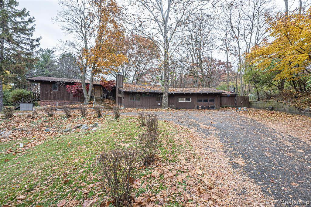 2558 Maple Road - Photo 1