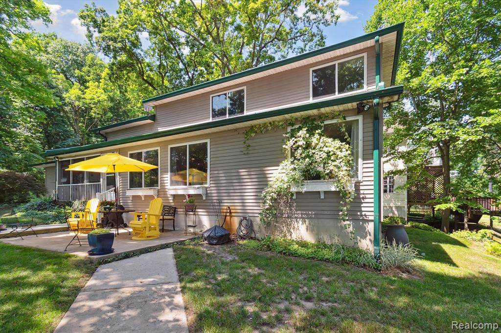 2340 Lakeview Drive - Photo 1