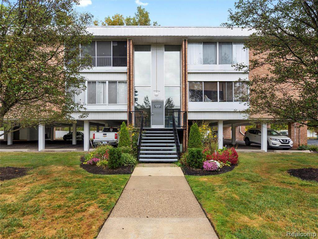 32050 Grand River Avenue - Photo 1