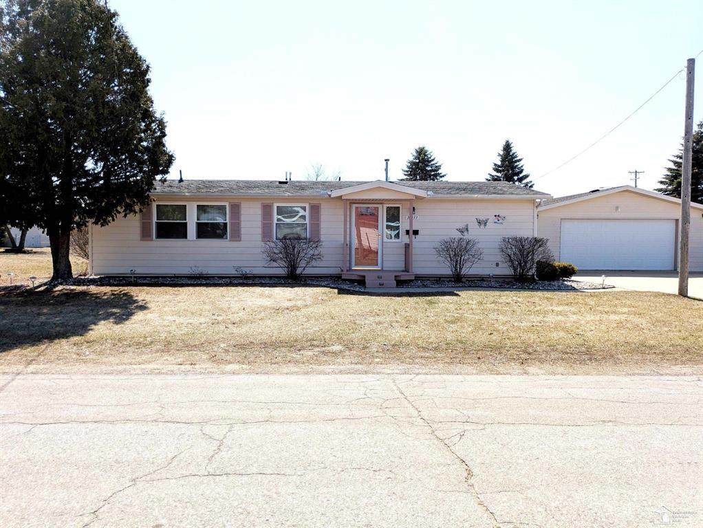 10033 8th Street - Photo 1