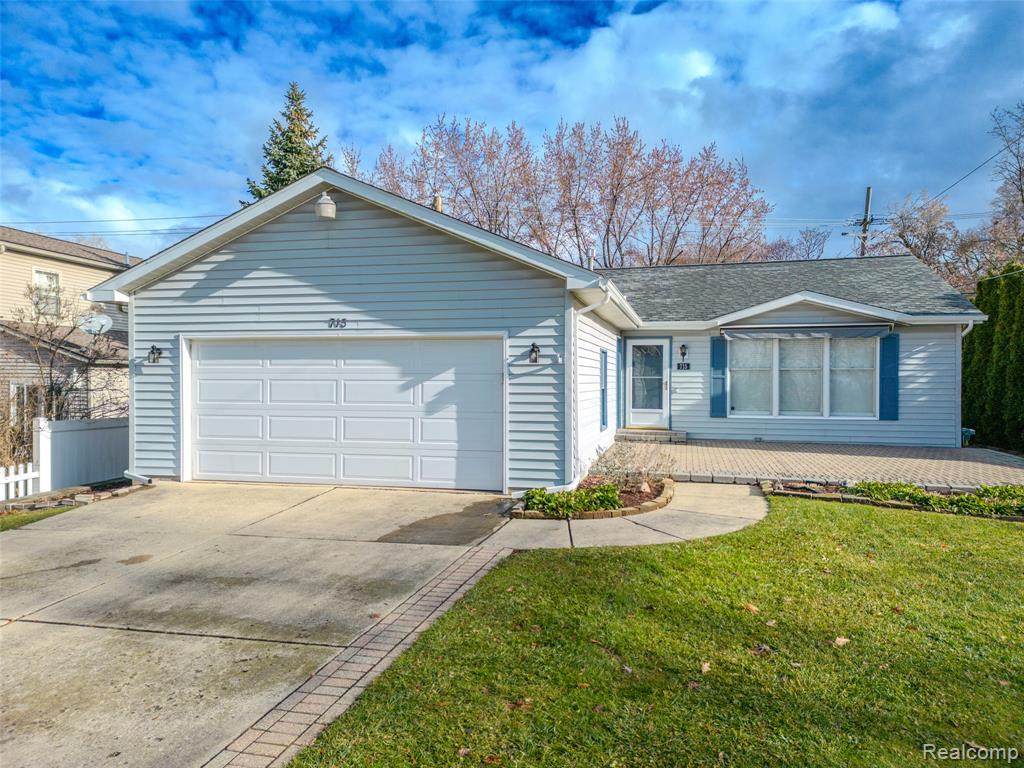 715 Lakeside Drive - Photo 1