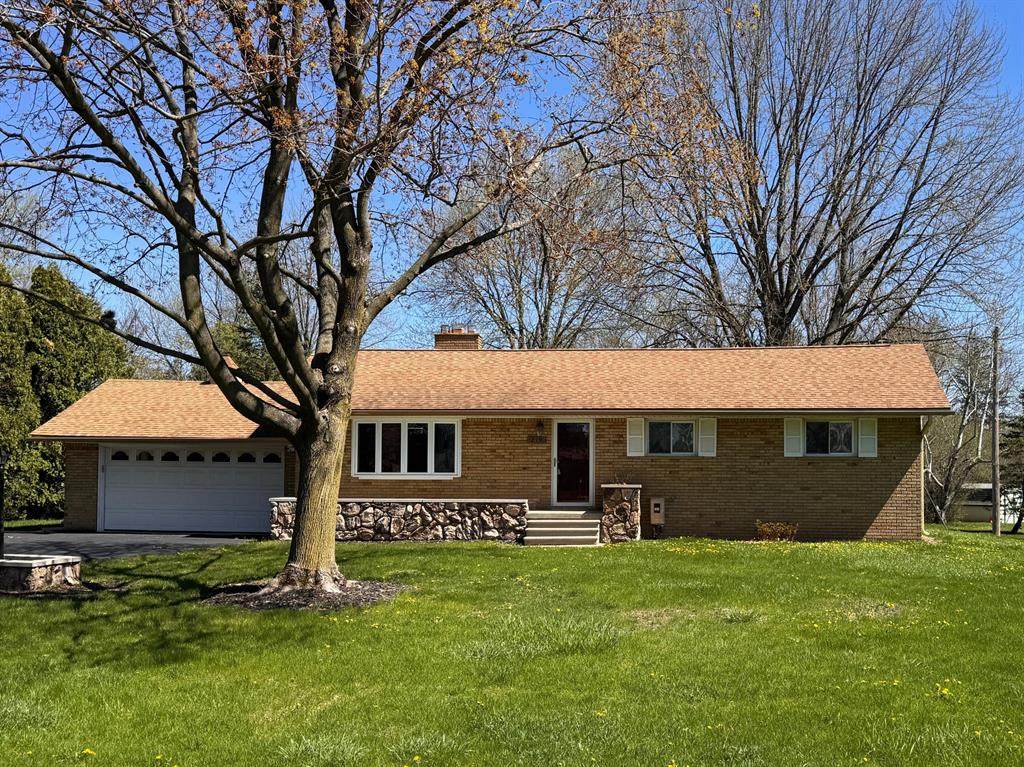 219 Ottawa Drive - Photo 1
