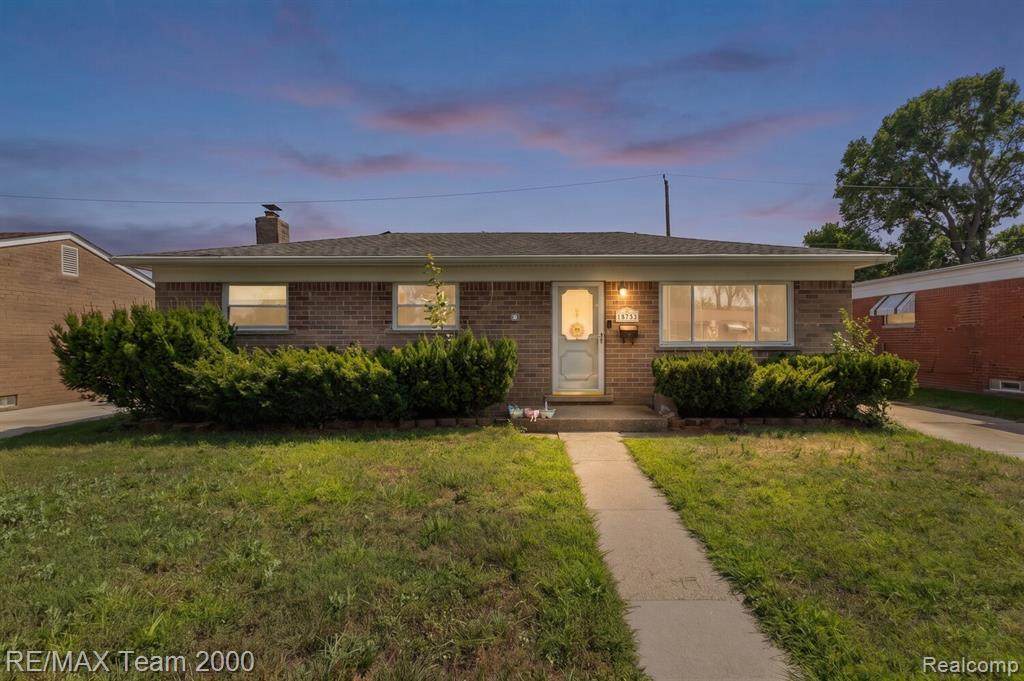 34345 Rosslyn Street - Photo 1