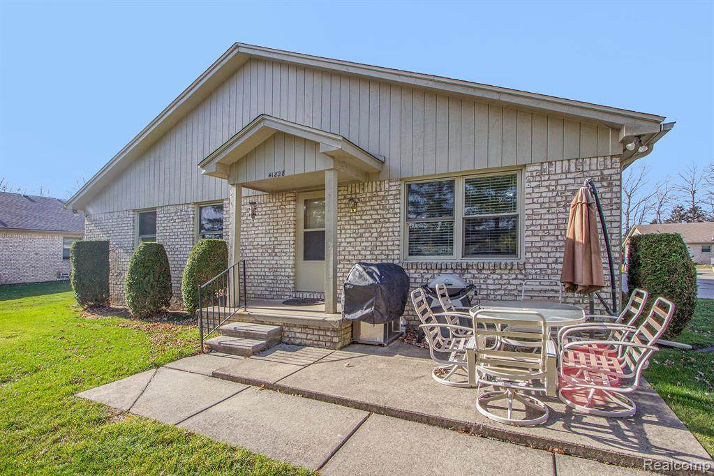 41828 King Edward Court - Photo 1