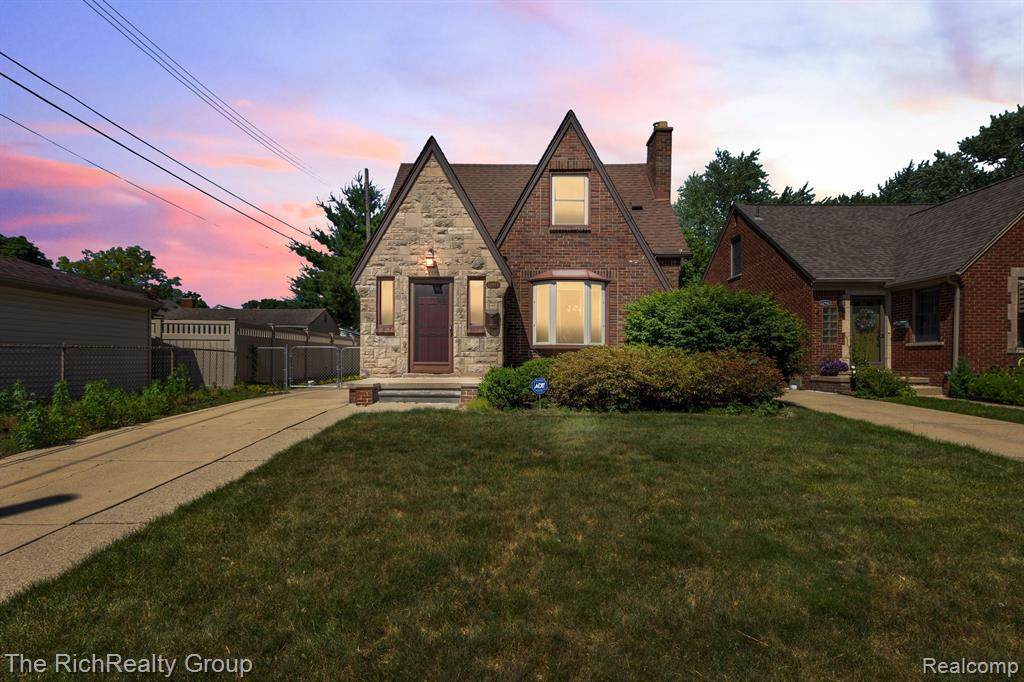 22952 Wellington Street - Photo 1