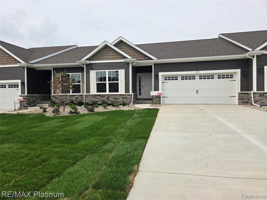 863 Oakwood Circle - Photo 1