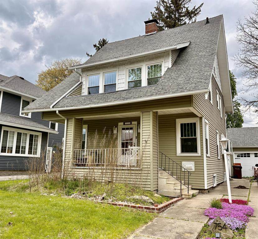 754 Oakridge Drive - Photo 1