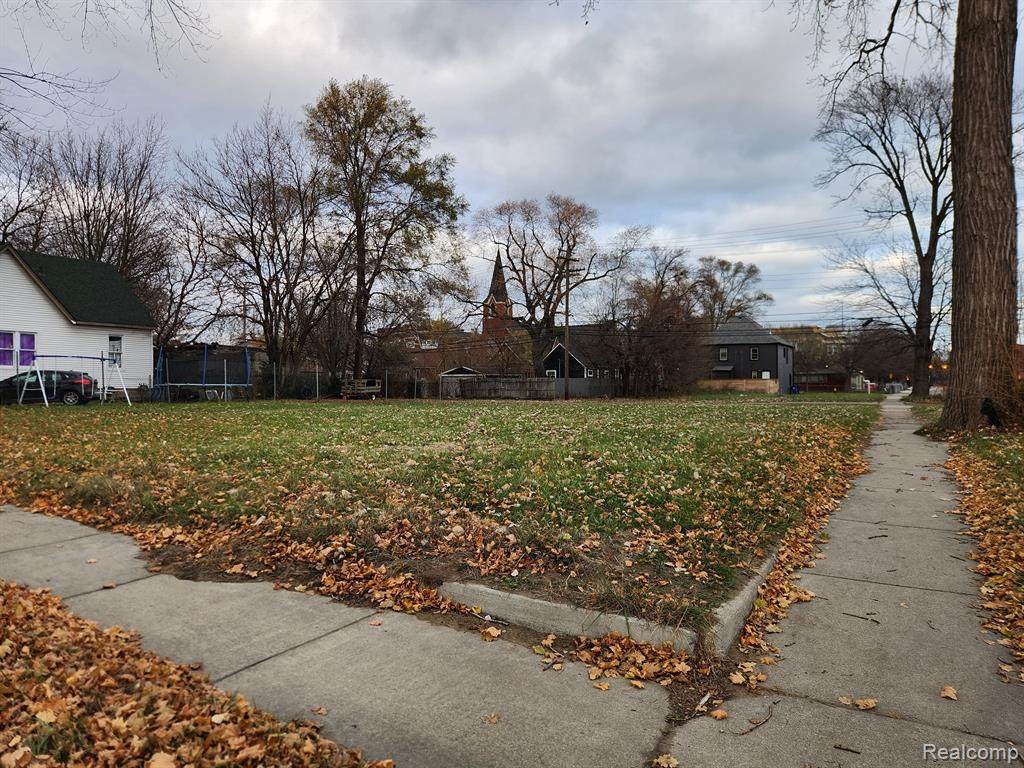 1408 Lansing - Photo 1