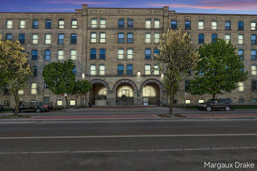 940 Monroe Avenue - Photo 1