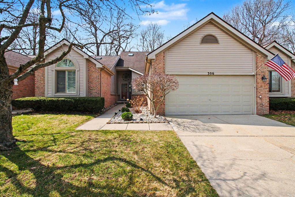 306 Pineknoll Court - Photo 1