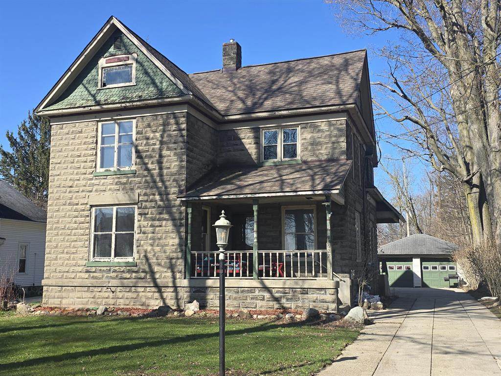 622 Maple Street - Photo 1