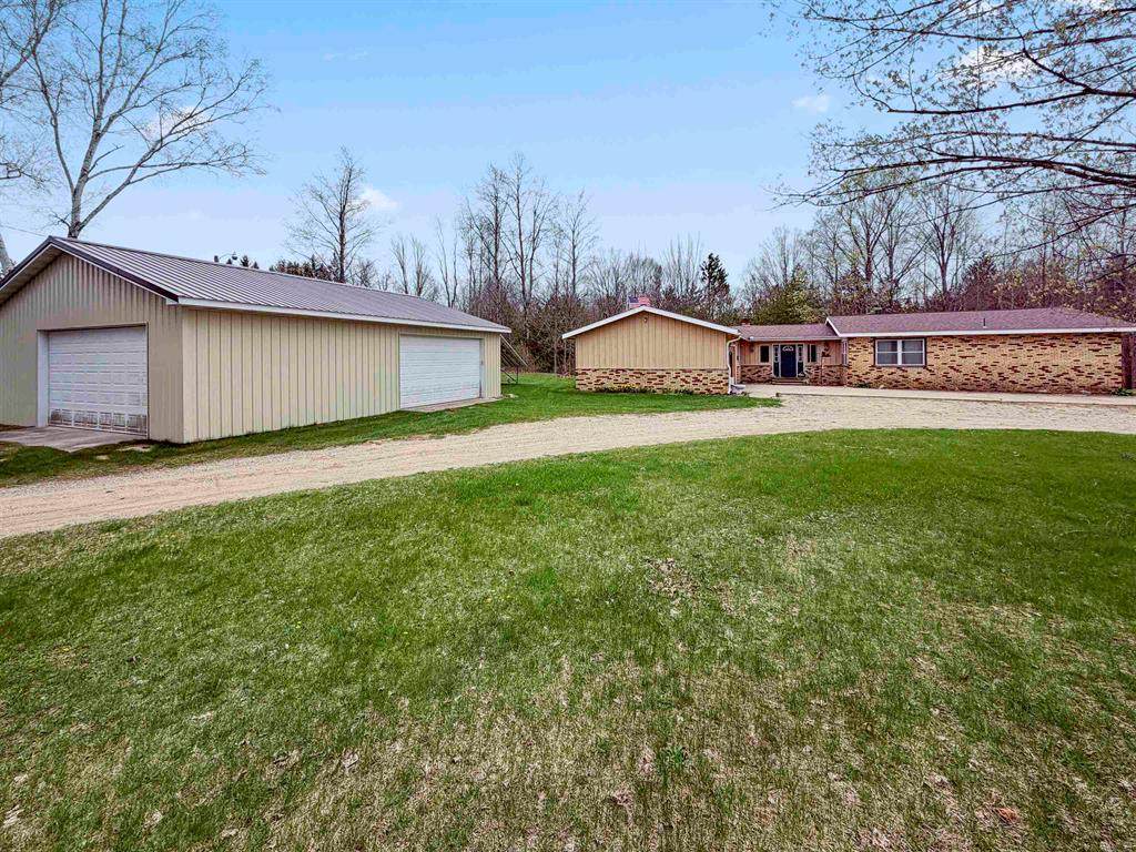 4411 11 Road - Photo 1