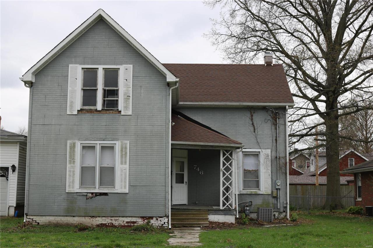746 Maple - Photo 1