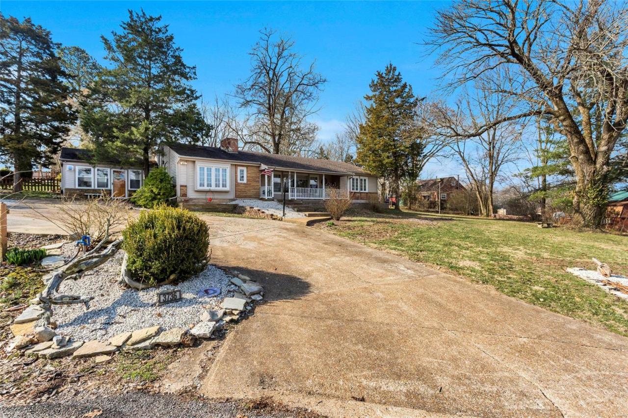 3736 Lakeshore - Photo 1