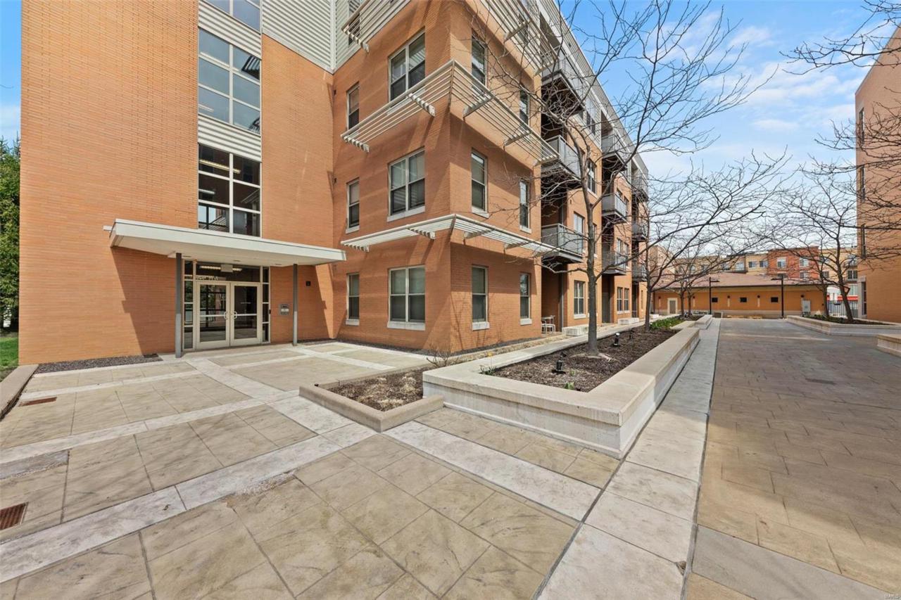 652 Emerson - Photo 1