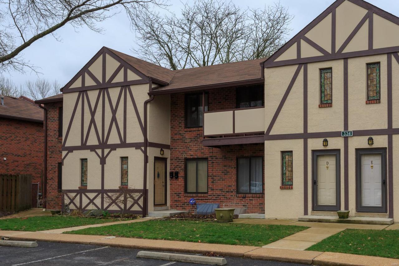 336 Barrington Square - Photo 1