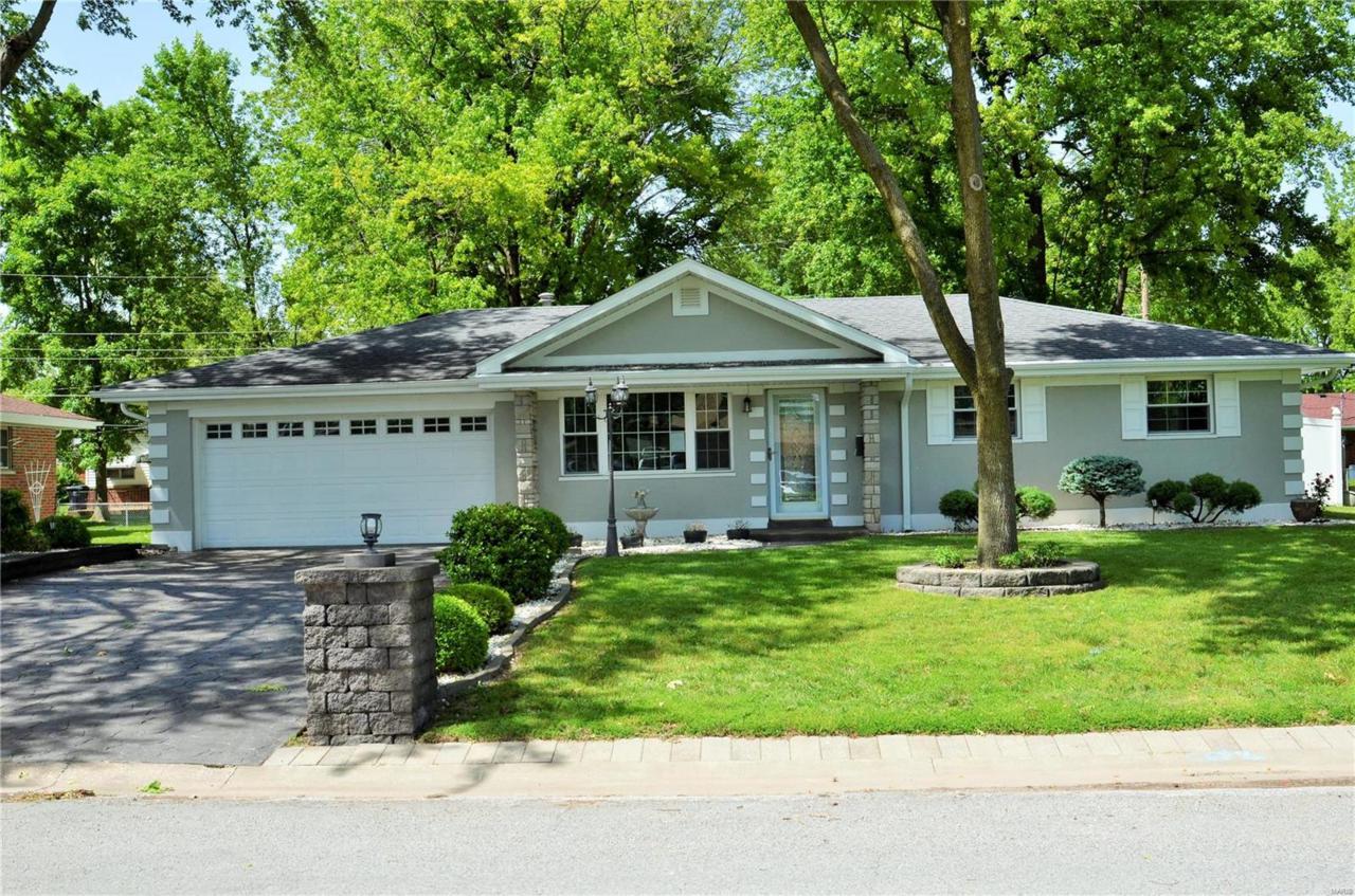 15 Queensway - Photo 1