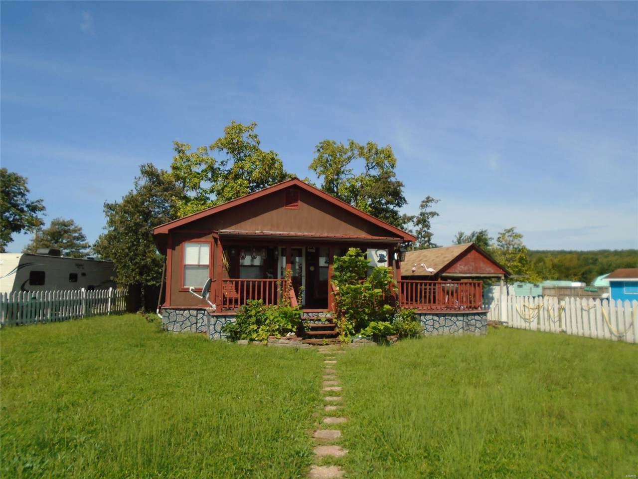 1205 Causeway Dr - Photo 1