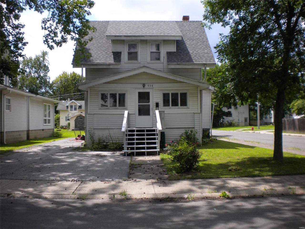938 Charles - Photo 1