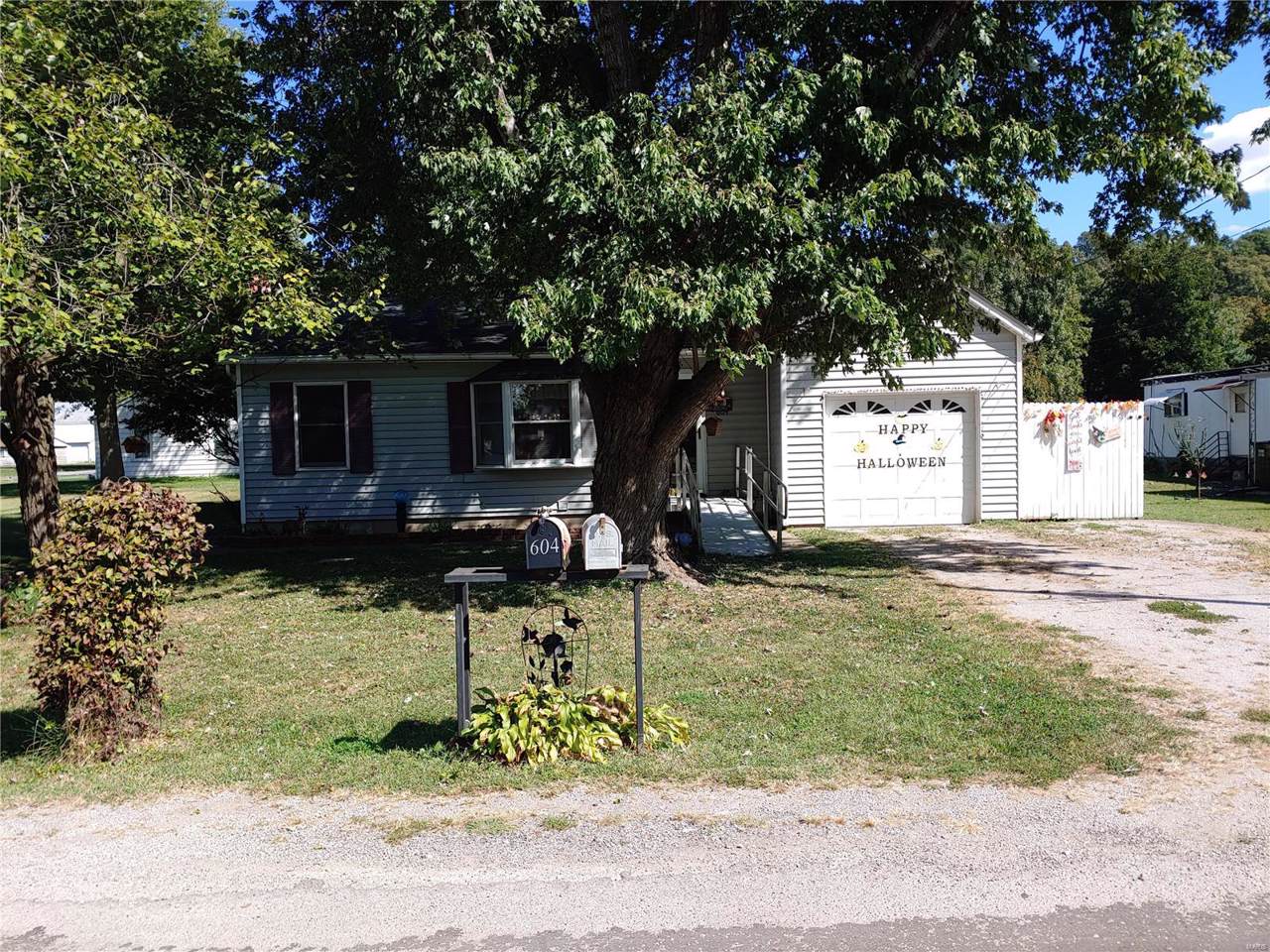 604 Middle St - Photo 1