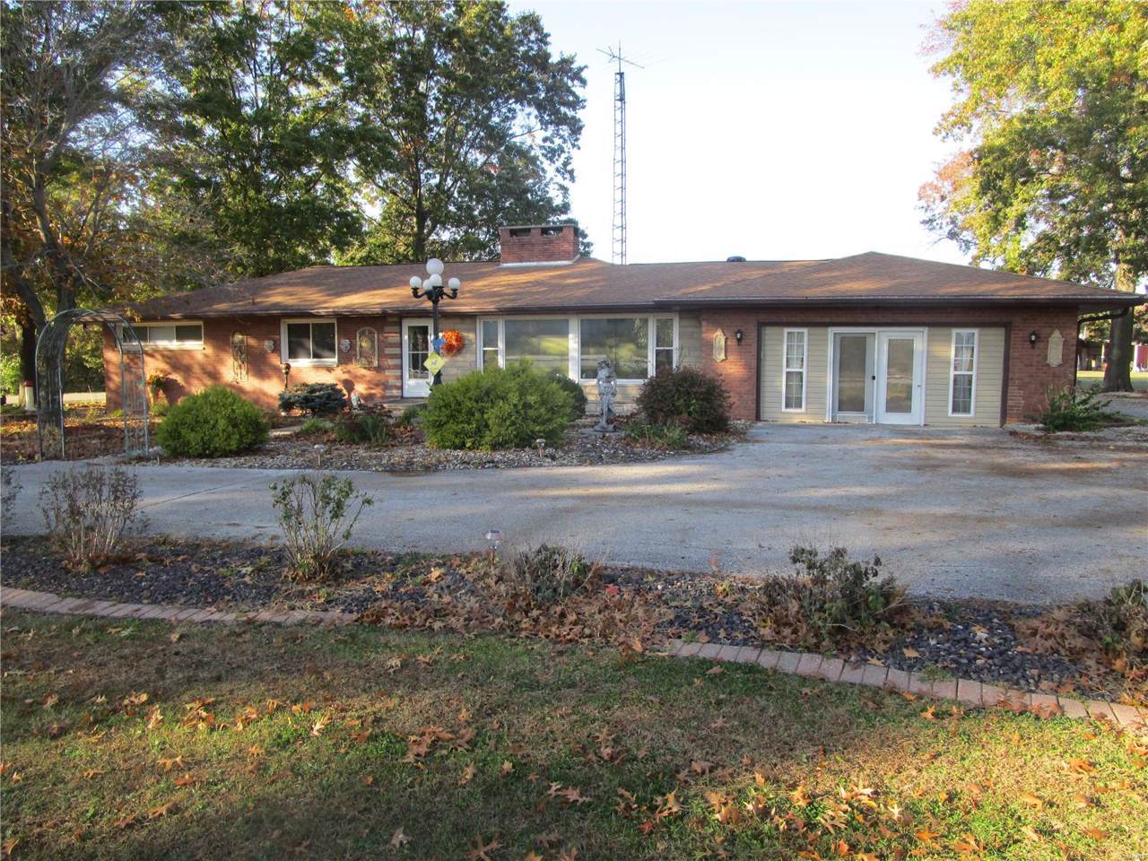 806 Lakeview Drive - Photo 1