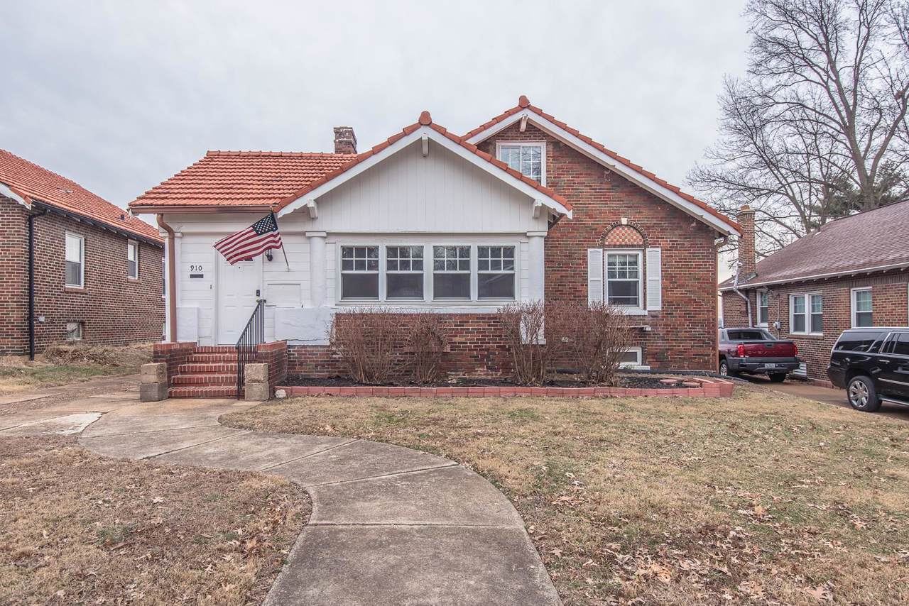 910 Country Club Drive - Photo 1
