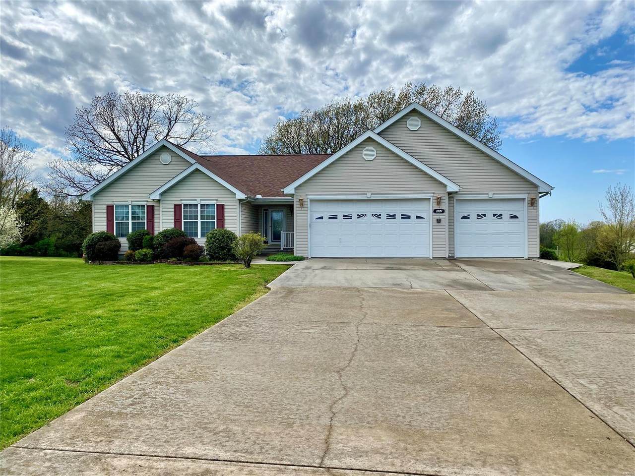 302 Ridgewood Court - Photo 1