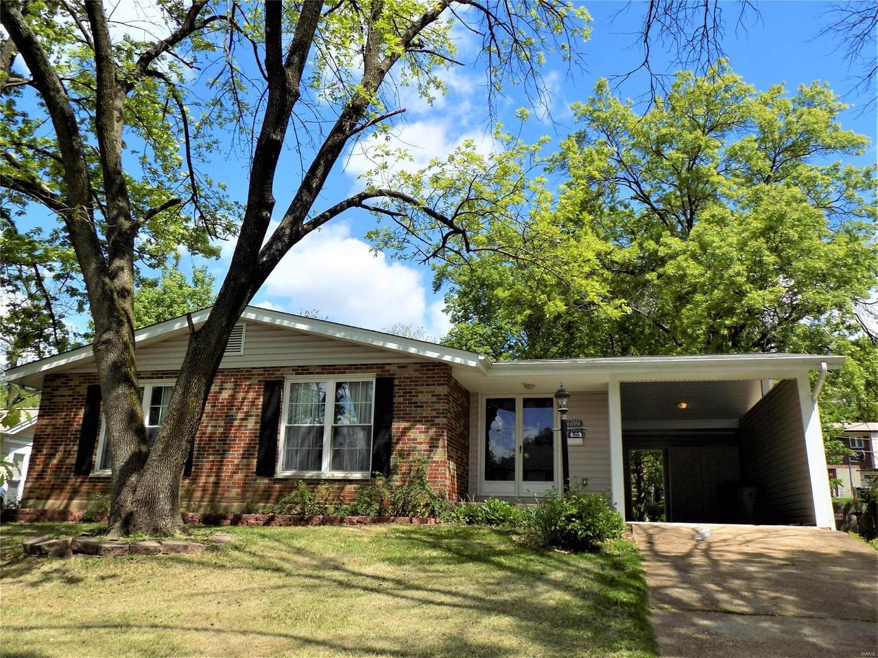 609 Essex Avenue - Photo 1