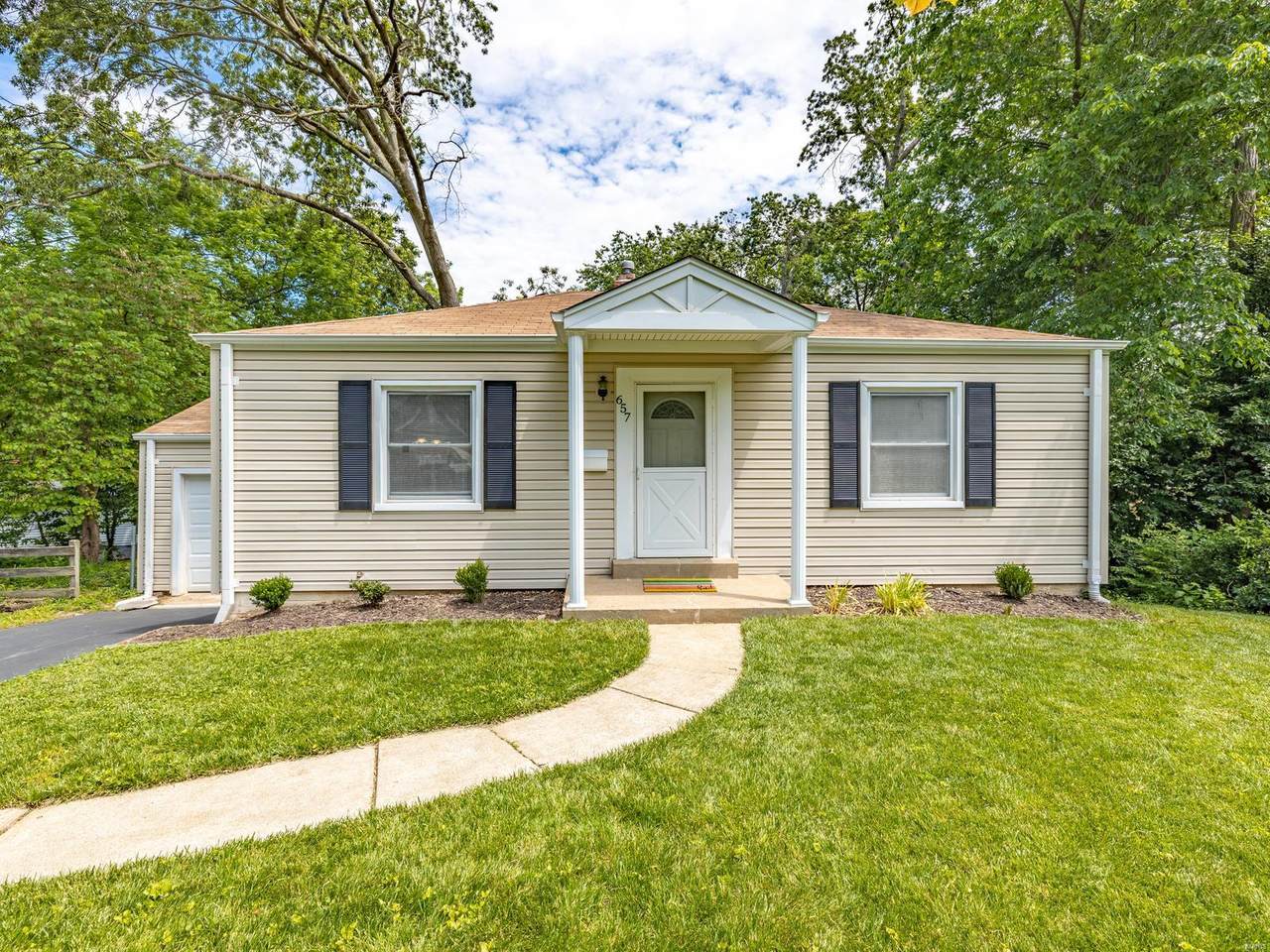 657 Chelsea Avenue - Photo 1