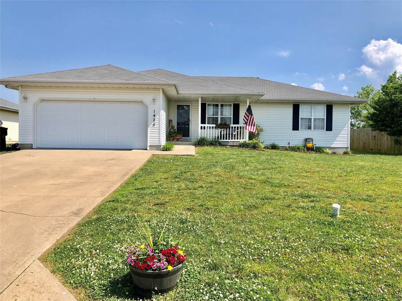 1425 Linda Circle - Photo 1