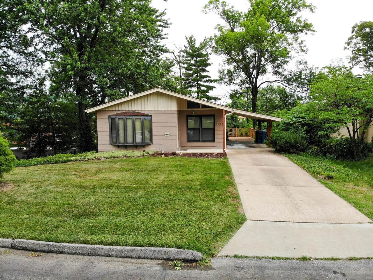 301 Lakeside Drive - Photo 1