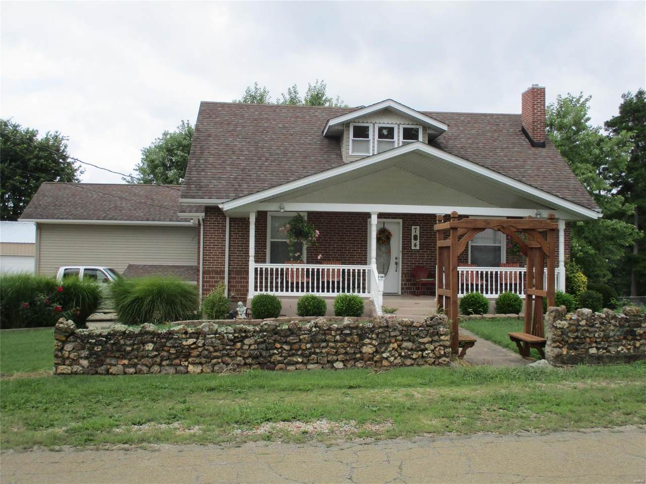 714 Oak St - Photo 1
