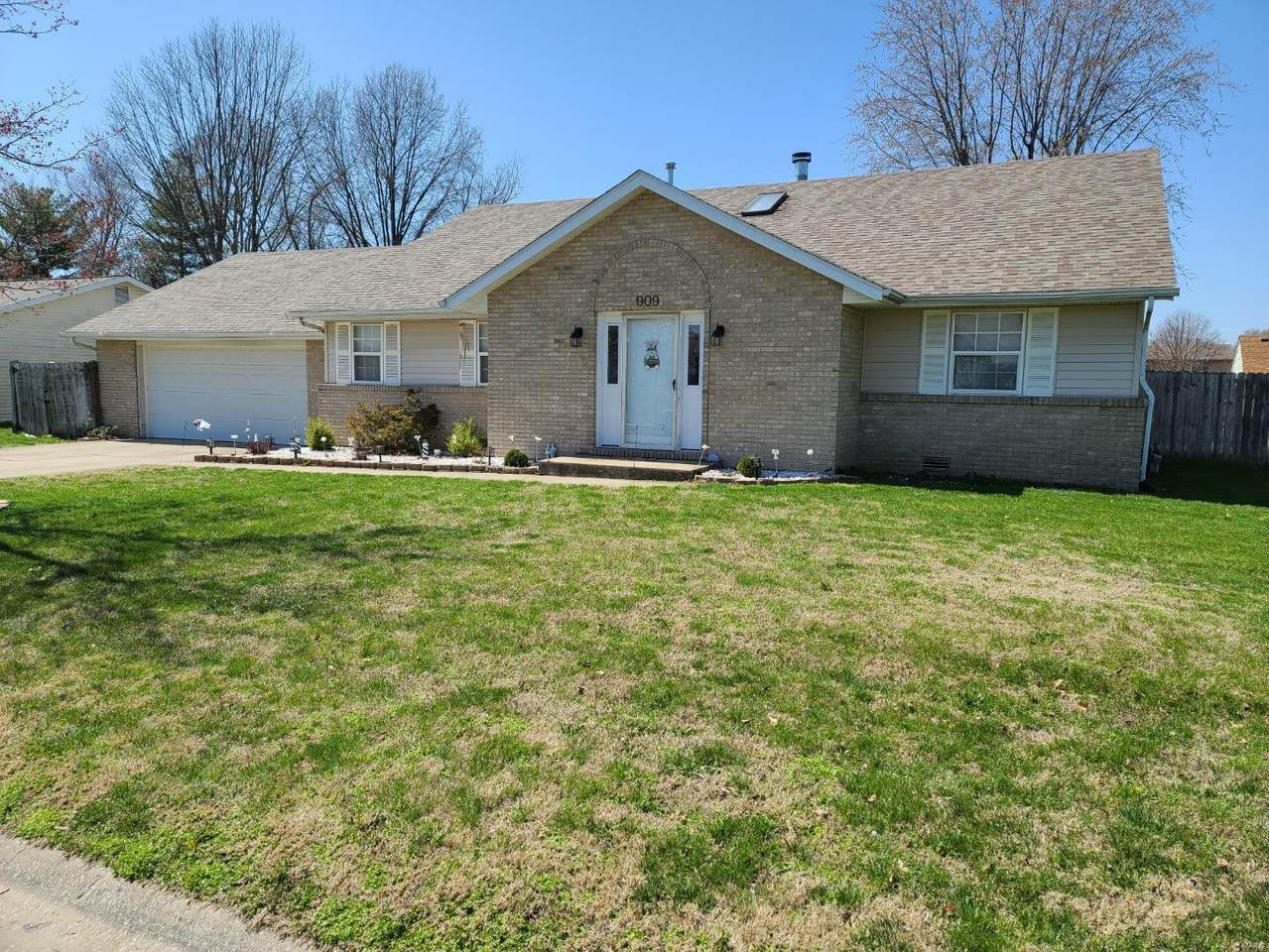 909 Mayfair Drive - Photo 1