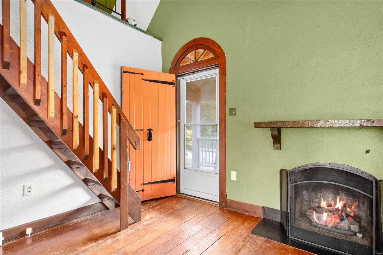 609 Charles - Photo 1