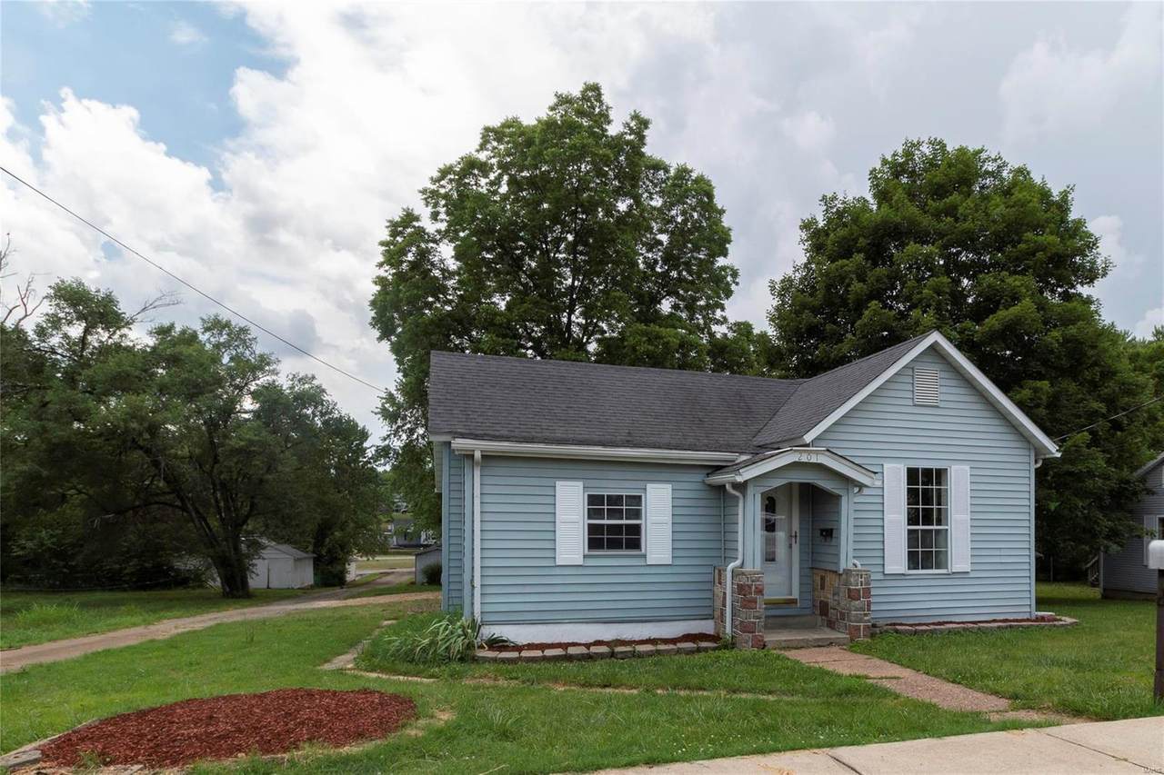 201 Hampton Avenue - Photo 1