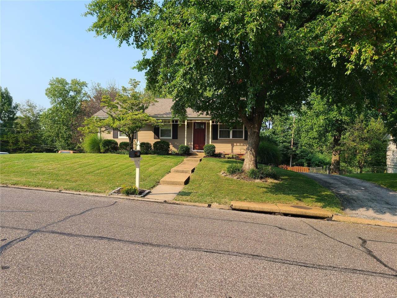 1015 Burgundy Ln - Photo 1