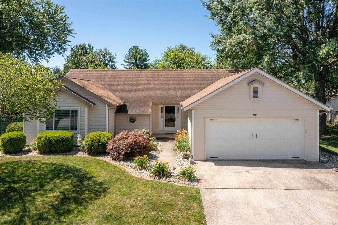 211 Evergreen Drive - Photo 1