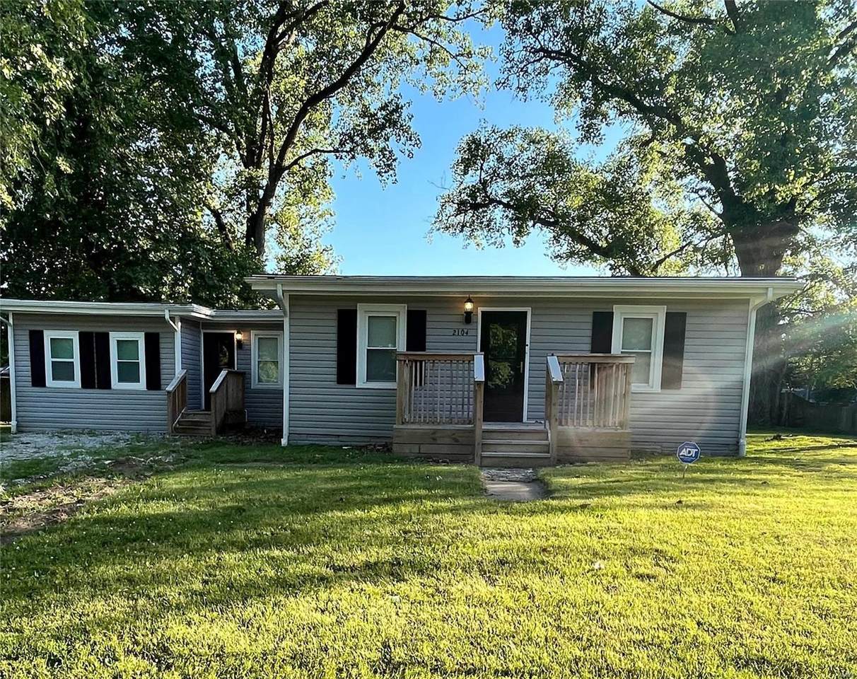 2104 Louise Avenue - Photo 1