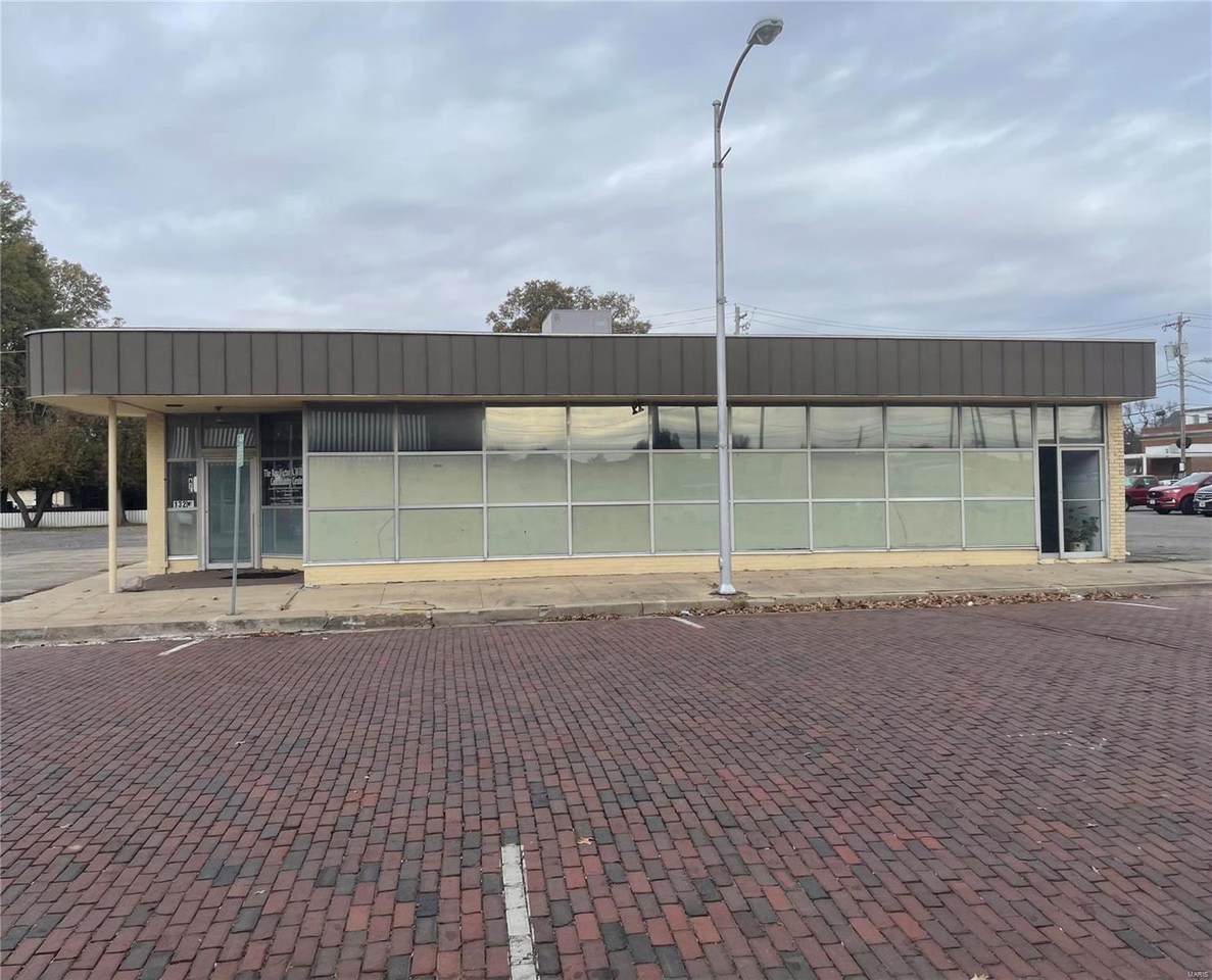 132 Center - Photo 1