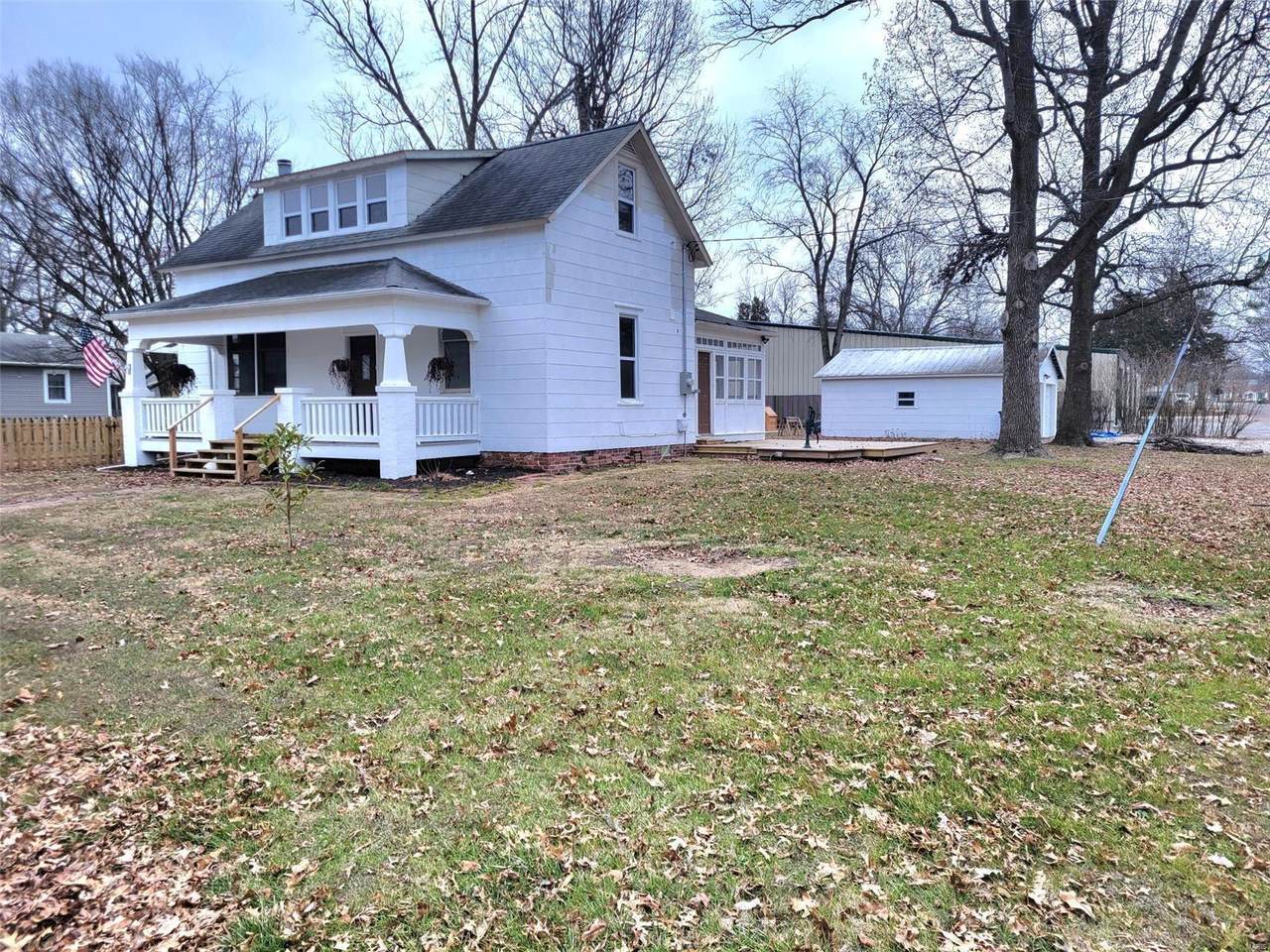 207 Mascoutah Street - Photo 1