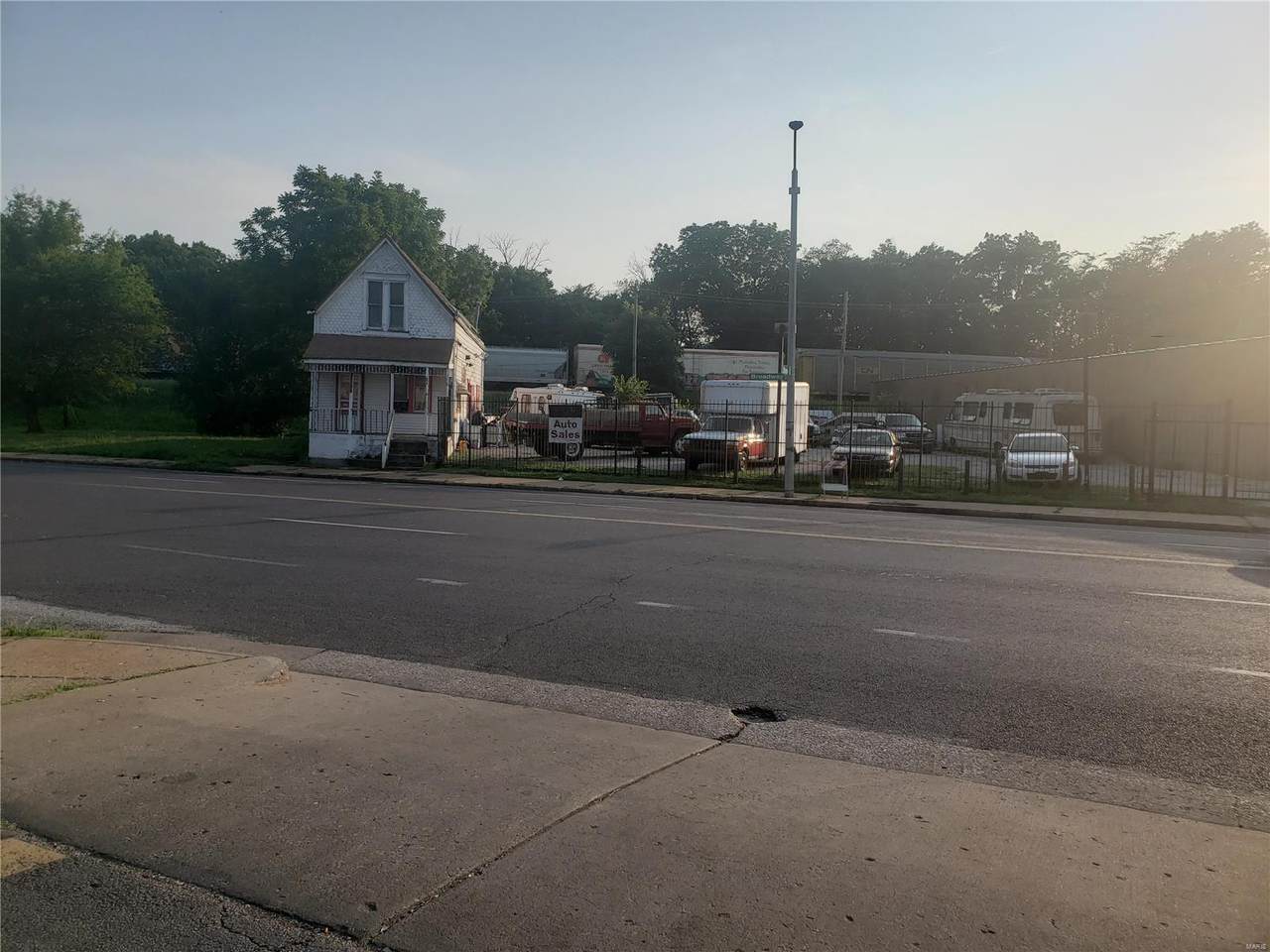 7831 N Broadway - Photo 1