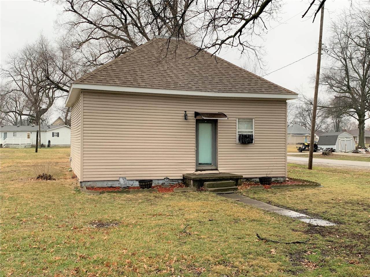 320 Young Avenue - Photo 1